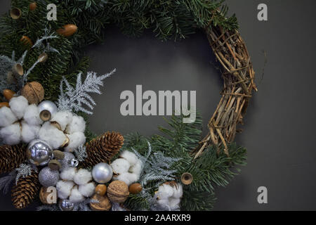 Weihnachten Kranz der Reben mit Tannenzweigen geschmückt, Weihnachtskugeln und natürliche Materialien, Neue Jahr Konzept Stockfoto