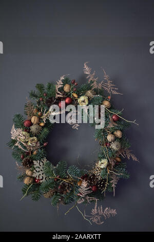 Weihnachten Kranz der Reben mit Tannenzweigen geschmückt, Weihnachtskugeln und natürliche Materialien, Neue Jahr Konzept Stockfoto