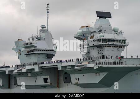 Die Royal Navy Flugzeugträger HMS Prince of Wales (R09) feierte sein Debüt in Portsmouth, Großbritannien am 16. November 2019, begrüßt von Tausenden von Mitgliedern der Öffentlichkeit an der Küste und am Eingang zum Hafen. Stockfoto