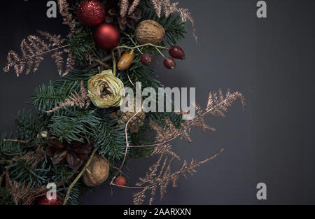 Detail Nahaufnahme Weihnachten Kranz der Reben mit Tannenzweigen geschmückt, Weihnachtskugeln und natürliche Materialien, Neue Jahr Konzept Stockfoto