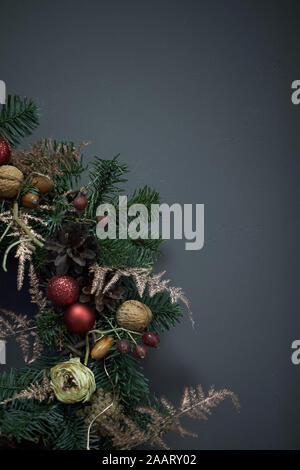 Detail Nahaufnahme Weihnachten Kranz der Reben mit Tannenzweigen geschmückt, Weihnachtskugeln und natürliche Materialien, Neue Jahr Konzept Stockfoto