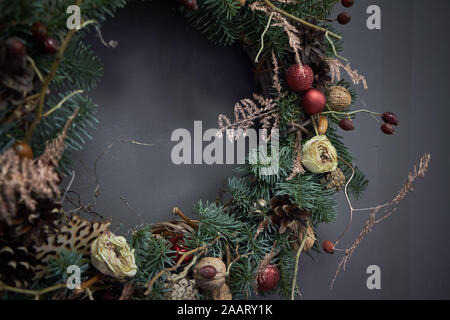 Weihnachten Kranz der Reben mit Tannenzweigen geschmückt, Weihnachtskugeln und natürliche Materialien, Neue Jahr Konzept Stockfoto