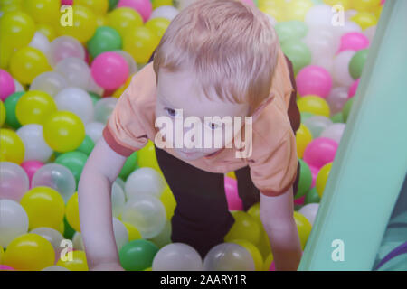 Kleiner Junge, drei Jahre alt, spielen auf dem Spielplatz Stockfoto