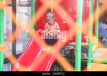 Kleiner Junge, drei Jahre alt, spielen auf dem Spielplatz Stockfoto