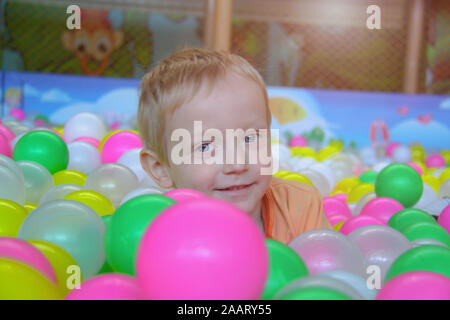 Kleiner Junge, drei Jahre alt, spielen auf dem Spielplatz Stockfoto