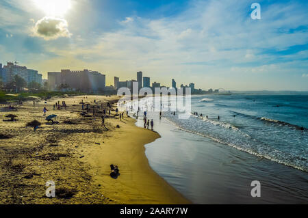 Durban Golden Mile Strand mit weißem Sand und Skyline KZN Südafrika Stockfoto