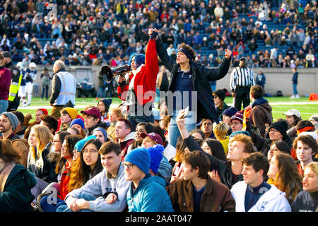 New Haven, Connecticut, USA. 23 Nov, 2019. November 23, 2019: Yale besiegt Harvard in doppelte überstunden 50-43, in einem Wettbewerb, der von einem ''fossiler Brennstoff'' Protest gekennzeichnet. Es war zur Halbzeit der 136 Ivy League treffen als die "Es-in'' an der 50 Yard Linie an Reese Stadion in New Haven, Connecticut stattgefunden hat. Dan HearyEclipse SportswireCSM/Alamy leben Nachrichten Stockfoto