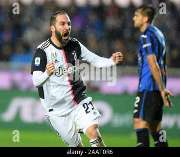 Bergamo, Italien. 23 Nov, 2019. FC Juventus' Gonzalo Higuain feiert während einer Serie ein Fußballspiel zwischen Atalanta und FC Juventus in Bergamo, Italien, November 23, 2019. Credit: Alberto Lingria/Xinhua/Alamy leben Nachrichten Stockfoto