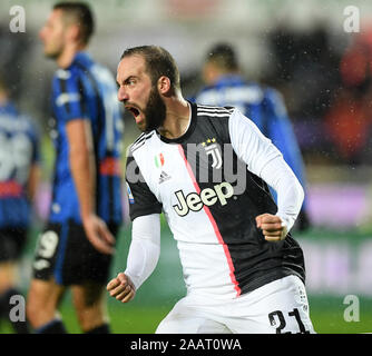 Bergamo, Italien. 23 Nov, 2019. FC Juventus' Gonzalo Higuain feiert während einer Serie ein Fußballspiel zwischen Atalanta und FC Juventus in Bergamo, Italien, November 23, 2019. Credit: Alberto Lingria/Xinhua/Alamy leben Nachrichten Stockfoto