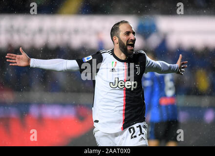 Bergamo, Italien. 23 Nov, 2019. FC Juventus' Gonzalo Higuain feiert während einer Serie ein Fußballspiel zwischen Atalanta und FC Juventus in Bergamo, Italien, November 23, 2019. Credit: Alberto Lingria/Xinhua/Alamy leben Nachrichten Stockfoto