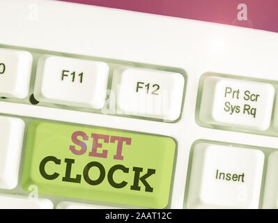 Text Zeichen zeigt die Uhr eingestellt. Business Foto Text setzten Sie zum richtigen Zeitpunkt oder die Uhrzeit zu einem späteren Zeitpunkt ändern Stockfoto