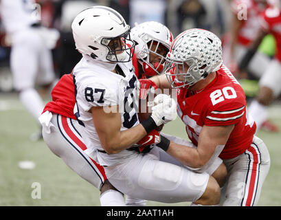 Columbus, USA. 23 Nov, 2019. Ohio Zustand Roßkastanie Pete's Werner (20) und Jordan Fuller (4) Angriff der Penn State Nittany Lion Pat Freiermuth (87) nach einem fangen Samstag, 23. November 2019 in Columbus, Ohio. Foto von Aaron Josefczyk/UPI Quelle: UPI/Alamy leben Nachrichten Stockfoto