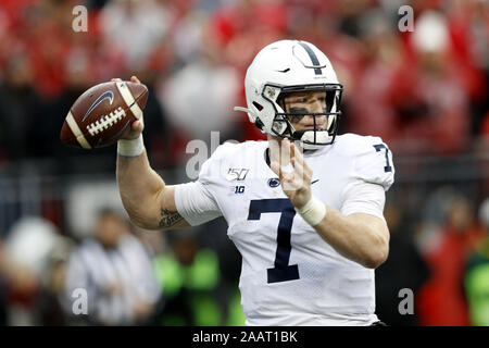 Columbus, USA. 23 Nov, 2019. Penn State Nittany Lions zurück bis Quarterback wird Lewis wirft gegen die Ohio State Buckeyes in der zweiten Hälfte Samstag, 23. November 2019 in Columbus, Ohio. Foto von Aaron Josefczyk/UPI Quelle: UPI/Alamy leben Nachrichten Stockfoto