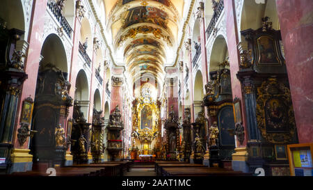 Prag, tschechische Republik - Oktober, 10, 2017: Innenraum Langhaus der Basilika St James in Prag Stockfoto