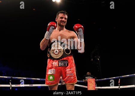 Liverpool, Großbritannien. 23 Nov, 2019. Anthony Fowler feierte nach dem Gewinn der WBA Internationale Super-Welterweight Meisterschaft während unter Kampf Karte von Callum Smith vs John Ryder bei M&S Bank Arena am Samstag, 23. November 2019 in Liverpool, Vereinigtes Königreich. Credit: Taka G Wu/Alamy leben Nachrichten Stockfoto