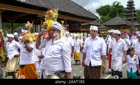 BEDUGUL, Indonesien März, 15, 2018: Neues Jahr Feier im Pura Danu Bratan Tempel auf Bali Stockfoto