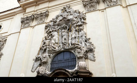 Prag, tschechische Republik - Oktober, 10, 2017: das Portal der Basilika St James in Prag Stockfoto