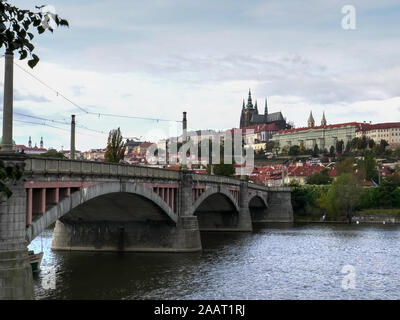 Eine tour Boot geht unter Manes Brücke in Prag Stockfoto