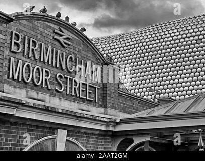 Historische Moor Street Railway Station, Birmingham, Innenstadt, West Midlands, England, Großbritannien, neben modernen Bull Ring, Selfridges Verkaufsfläche BW Stockfoto