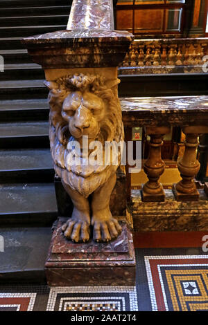 Der glückliche weiße Marmorlöwe, Glasgow City Chambers, George Square, Glasgow, Schottland, Großbritannien, G2 1AL Stockfoto