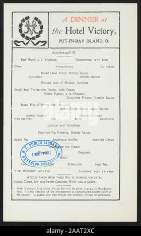 Abendessen (von) VICTORY HOTEL (at) Put-in-Bay Island, OH (HOTEL;) MONOGRAMM & dekorativen Kranz OBEN 1900-4180; Abendessen [von] VICTORY HOTEL [at] Put-in-Bay Island, OH (HOTEL ;) Stockfoto