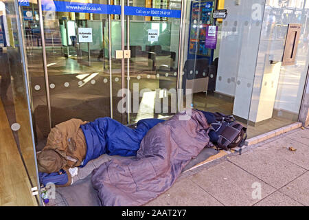 Obdachlosen Obdachlosigkeit in der Tür von Halifax Zweig, 26/28 Colmore Row, Birmingham, West Midlands, England B3 2QE, Samstag Morgen Stockfoto