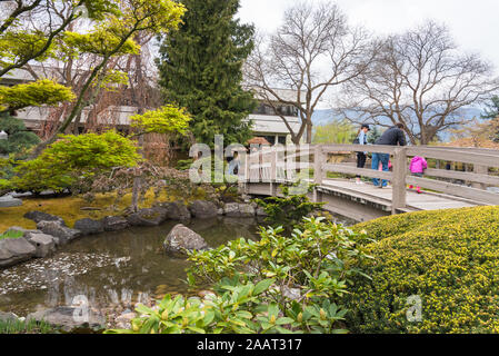 Kelowna, British Columbia/Kanada - Familie steht auf Brücke an Kasugai japanische Gärten, einem beliebten öffentlichen Garten in der Innenstadt Stockfoto