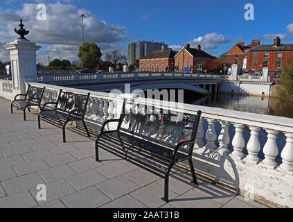 Kenotaph Bänke Bridgefoot Warrington Okt 2019, WA 1 1 WA-Flut und Hochwasser des Flusses Mersey überqueren, Cheshire, North West England, Großbritannien Stockfoto