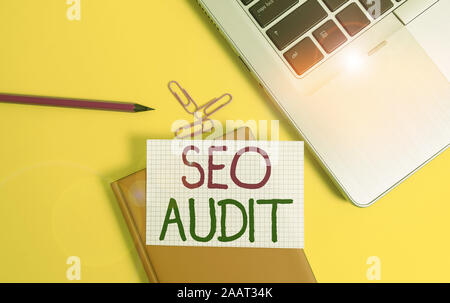 Schreiben Hinweis anzeigen Seo Audit. Business Konzept für Search Engineoptimierung Validierung und Verifizierung Prozess Laptop clips Bleistift Papier schwer Stockfoto