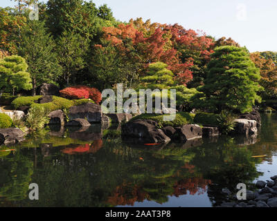 Eine Ansicht von Falllaub in den Koko-en neben dem Schloss Himeji in Himeji, Hyogo, Japan. Stockfoto