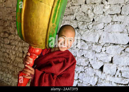 Tawang, Arunachal Pradesh, Indien - 03. JANUAR 2019: buddhistischer Mönch spielt die Trommel für die tawang Torgya Festival Stockfoto