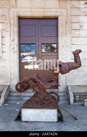 VALENCIA, Spanien - März 9, 2019: Straße menschliche Statue in Valencia, Spanien, Europa, lebende Statue in einer Straße von Valencia, Spanien, Europa, acr simulieren Stockfoto