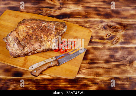 Grill Rippchen und Tomaten in der Nähe auf dem Tisch zu sehen. Stockfoto