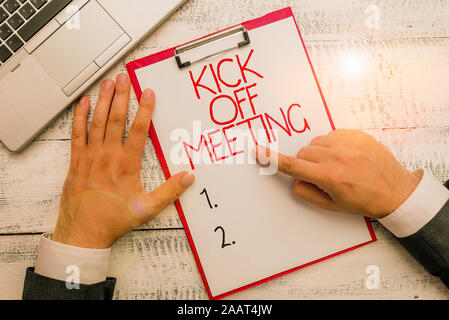 Text Zeichen zeigen Kick Off Meeting. Business Foto Text von Ihrem Team private Gespräch über die Firma Hand halten schreiben Ausrüstung Werkzeug ne gefeuert Stockfoto