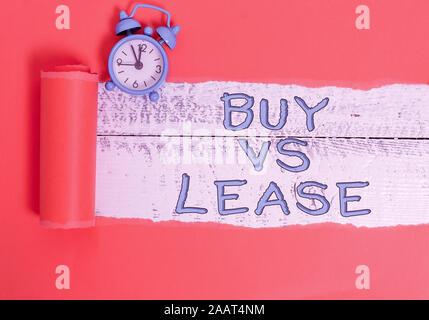 Handschrift Text schreiben Kaufen Vs. Konzeptionelle foto Eigenen etwas gegen das Borgen Vorteile Nachteile Wecker und zerrissen Karton platziert Stockfoto