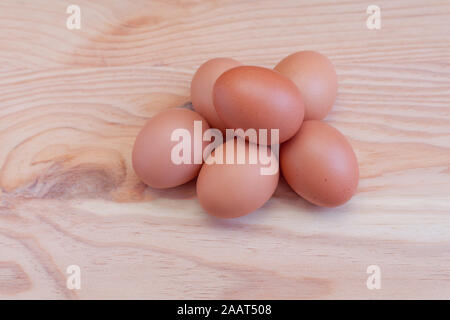 Ein halbes Dutzend Braun huhn eier auf Holz Stockfoto