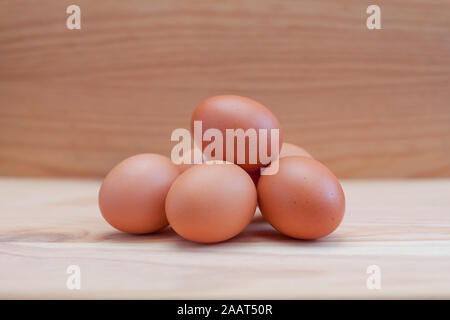 Ein halbes Dutzend Braun huhn eier auf Holz Stockfoto