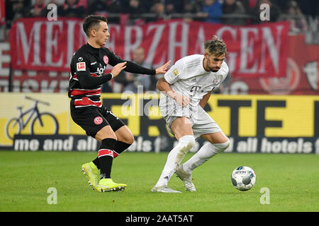 Düsseldorf, Deutschland. 23 Nov, 2019. Javier Martinez (R) von Bayern München Mias mit Erik Thommy von Düsseldorf während einer Deutschen Bundesligaspiel zwischen dem FC Bayern München und Fortuna Düsseldorf in Düsseldorf, Deutschland, November 23, 2019. Credit: Ulrich Hufnagel/Xinhua/Alamy leben Nachrichten Stockfoto