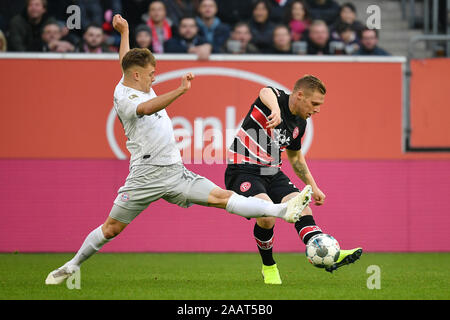 Düsseldorf, Deutschland. 23 Nov, 2019. Joshua Kimmich (L) von Bayern München Mias mit rouwen Hennings von Düsseldorf während einer Deutschen Bundesligaspiel zwischen dem FC Bayern München und Fortuna Düsseldorf in Düsseldorf, Deutschland, November 23, 2019. Credit: Ulrich Hufnagel/Xinhua/Alamy leben Nachrichten Stockfoto