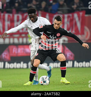 Düsseldorf, Deutschland. 23 Nov, 2019. Alphonso Davies (L) von Bayern München Mias mit Erik Thommy von Düsseldorf während einer Deutschen Bundesligaspiel zwischen dem FC Bayern München und Fortuna Düsseldorf in Düsseldorf, Deutschland, November 23, 2019. Credit: Ulrich Hufnagel/Xinhua/Alamy leben Nachrichten Stockfoto