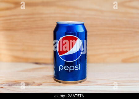 MANISES, Valencia/Spanien - 27. JANUAR 2019: Können von Pepsi auf Holz Stockfoto