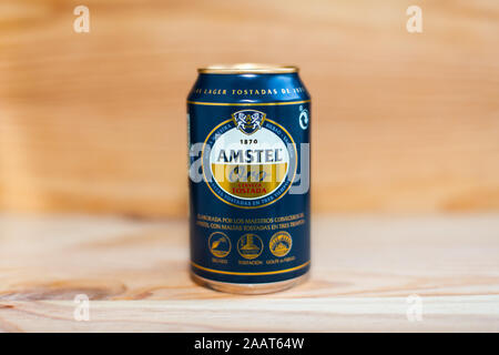 MANISES, Valencia/Spanien - 27. JANUAR 2019: Kann der Amstel Oro Bier auf Holz Stockfoto