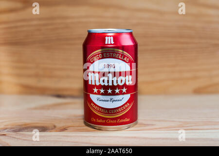 MANISES, Valencia/Spanien - 27. JANUAR 2019: Kann der Mahou Bier auf Holz Stockfoto