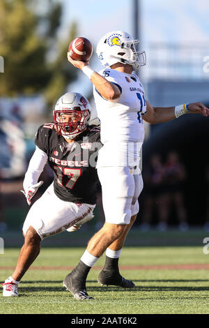 November 23, 2019: San Jose State Spartans Quarterback Josh Liebe (12) wirft den Fußball unter Druck von UNLV Rebellen Defensive zurück Evan Austrie (17) während der NCAA Football Spiel der San Jose State Spartans und die UNLV Rebellen bei Sam Boyd Stadium in Las Vegas, NV. Die UNLV Rebellen besiegt der San Jose State Spartans 38. bis 35. Christopher Trim/CSM Stockfoto