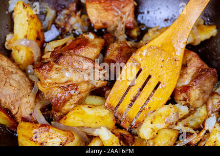 Ein hausgemachtes Große gegrilltem Schweinefleisch serviert in einer Pfanne mit Zwiebeln, Bratkartoffeln Stockfoto