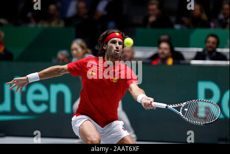 Madrid, Spanien. 23 Nov, 2019. Feliciano Lopez von Spanien spielt eine Vorhand gegen Kyle Edmund von Großbritannien im Halbfinale, 6. Tag des 2019 Davis Cup im La Caja Magica in Madrid. Credit: SOPA Images Limited/Alamy leben Nachrichten Stockfoto