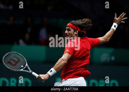 Madrid, Spanien. 23 Nov, 2019. Feliciano Lopez von Spanien spielt eine Rückhand gegen Kyle Edmund von Großbritannien im Halbfinale, 6. Tag des 2019 Davis Cup im La Caja Magica in Madrid. Credit: SOPA Images Limited/Alamy leben Nachrichten Stockfoto