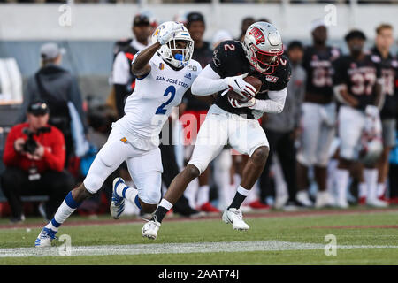 Las Vegas, NV, USA. 23 Nov, 2019. UNLV Rebellen wide receiver Mekhi Stevenson (2) fängt den Fußball vor San Jose State Spartans cornerback Zamore Zigler (2) während der NCAA Football Spiel der San Jose State Spartans und die UNLV Rebellen bei Sam Boyd Stadium in Las Vegas, NV. Die UNLV Rebellen besiegt der San Jose State Spartans 38. bis 35. Christopher Trim/CSM/Alamy leben Nachrichten Stockfoto