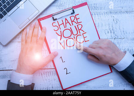 Text Zeichen anzeigen Teilen Sie Ihre Stimme. Business Foto Text fragt Mitarbeiter oder ein Mitglied seiner Meinung oder Anregung Hand halten schreiben Ausrüstung Werkzeug n zu geben Stockfoto