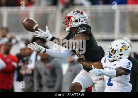 Las Vegas, NV, USA. 23 Nov, 2019. UNLV Rebellen wide receiver Randal Grimes (4) fängt den Fußball vor San Jose State Spartans cornerback Zamore Zigler (2) während der NCAA Football Spiel der San Jose State Spartans und die UNLV Rebellen bei Sam Boyd Stadium in Las Vegas, NV. Die UNLV Rebellen besiegt der San Jose State Spartans 38. bis 35. Christopher Trim/CSM/Alamy leben Nachrichten Stockfoto